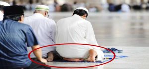 Duduk Melipat Jari Kaki Kanan ke Arah Kiblat dalam Shalat, Wajibkah?