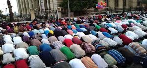 Imam Salah Baca Al-Quran, Apakah Sah Shalat Jamaahnya?