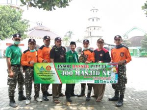 Cegah Corona, Ansor Semprot Disinfektan 400 Masjid