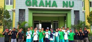 Peduli Lingkungan, Siswa SMK Islam 1 Blitar Bersama GP Ansor Jatinom Bersihkan Graha NU