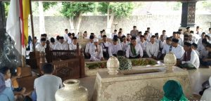 Mengurai Benang Merah Ziarah Kubur