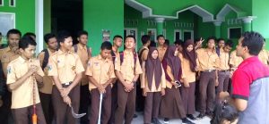 Peduli Kebersihan, Puluhan Siswa SMK Islam 1 Blitar Rela Terjun Bakti Sosial