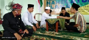 Rais Syuriah PCNU Kota Blitar Bimbing Seorang Mualaf Masuk Islam