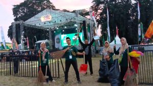 Tim Kebersihan Festival Santri Keren 2023: Menciptakan Kemeriahan dengan Kebersihan