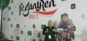 Puluhan Orang Berfoto dengan Gus Iqdam di Alun-Alun Kota Blitar