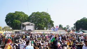 Jalan Sehat Sarungan: Ratusan Ribu Peserta Meriahkan Fesantren 2023 Kota Blitar