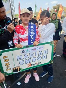 Sri Susi Yanti, Pedagang Kerupuk yang mendapatkan Hadiah Umroh Jalan Sehat Hari Santri